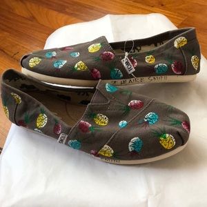 Never worn TOMS Haiti Artist Collective Pineapples